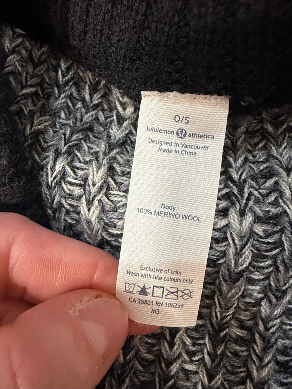 329. Lululemon Falling Freely Wool Neck Warmer Scarf White Black